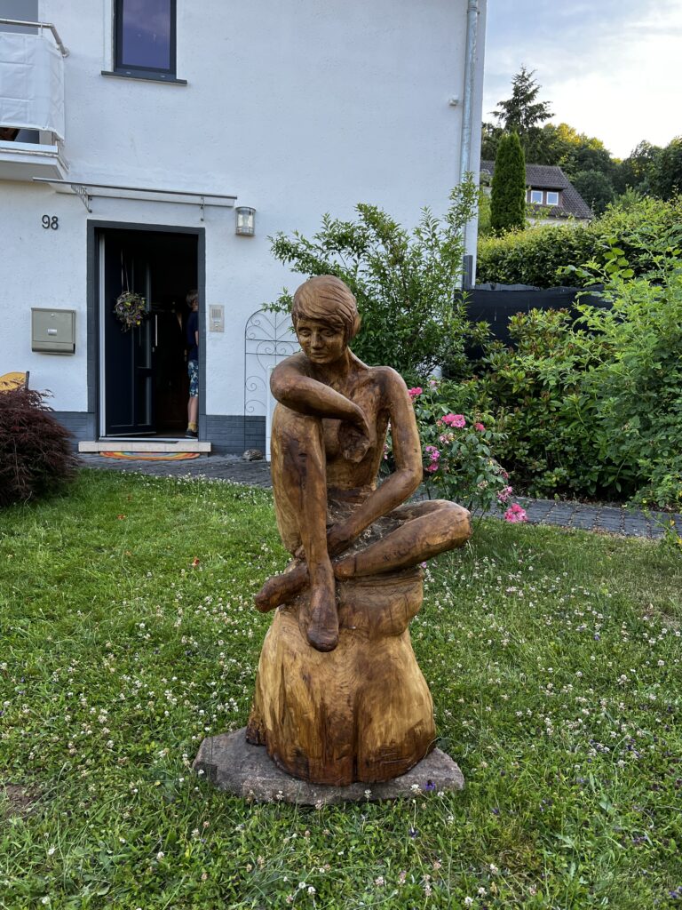 Kettensägenkunst, Frau aus Holz, Carving